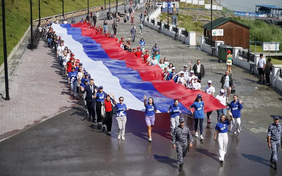 По улицам Барнаула пронесли 50-метровый флаг в День государственного флага России