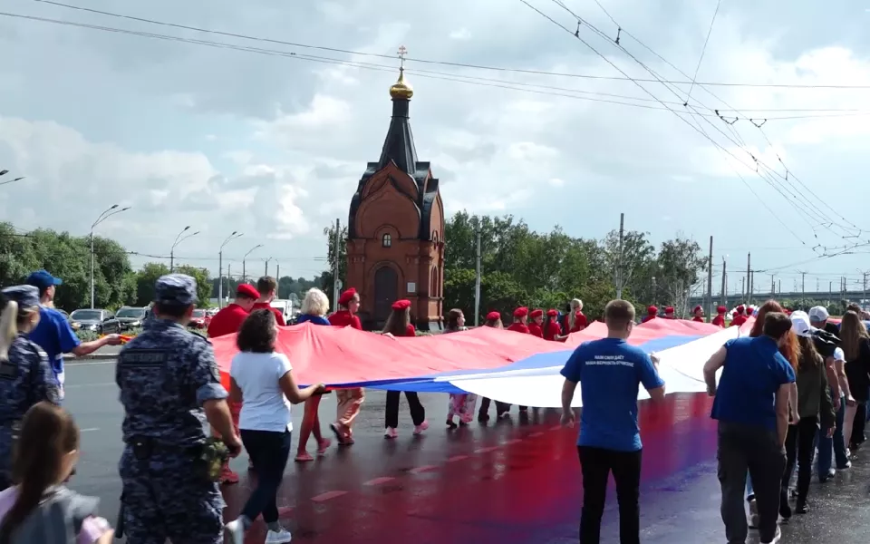 Торжественно и патриотично в Барнауле отпраздновали День флага