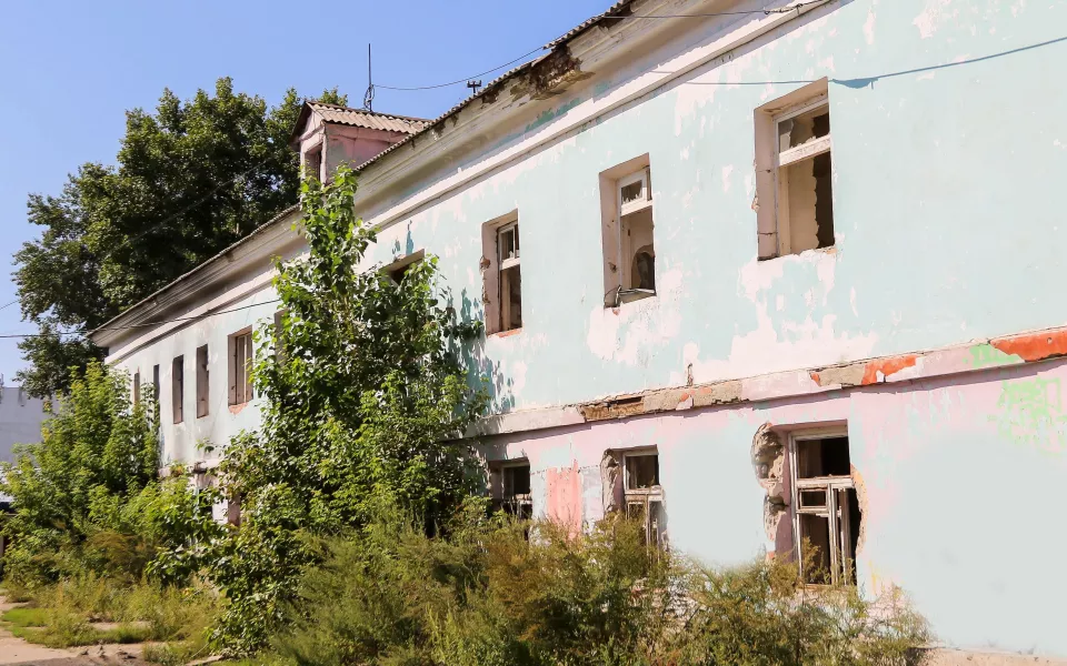 Двухэтажную заброшку у Нового рынка в Барнауле хотят реконструировать