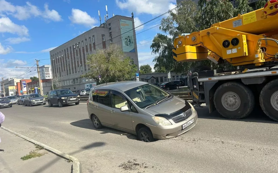 В Барнауле легковушка провалилась в открытый колодец посреди дороги