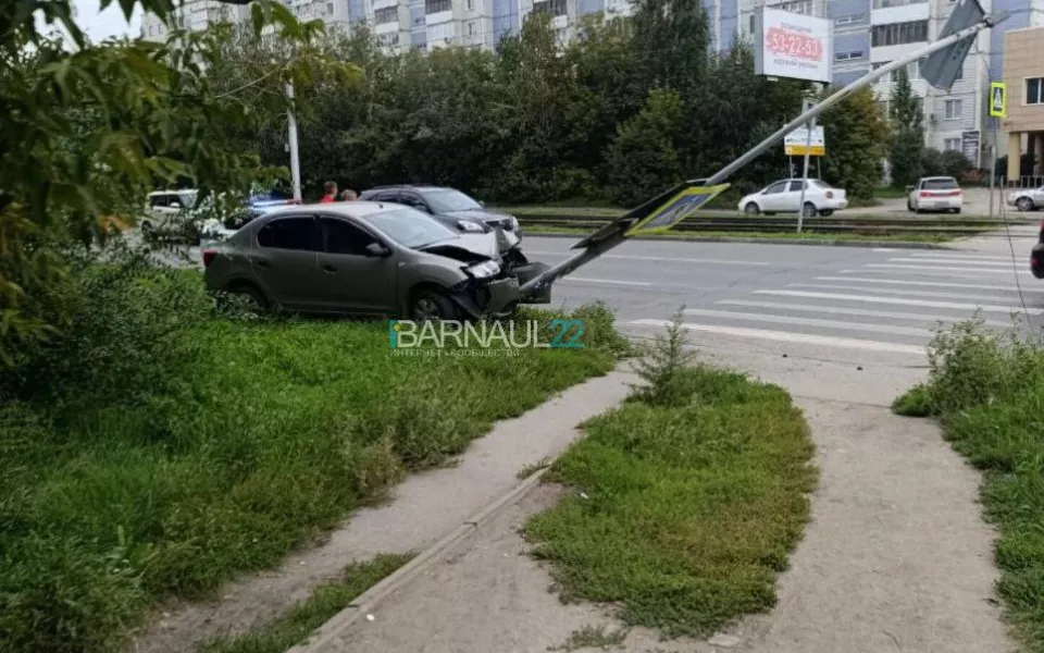 В Барнауле 76-летний водитель Renault протаранил дорожный знак после ДТП с RAV4