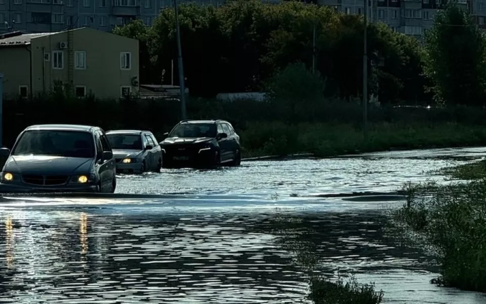 Раньше была лужа, а теперь море: Новосибирск затопил ночной ливень