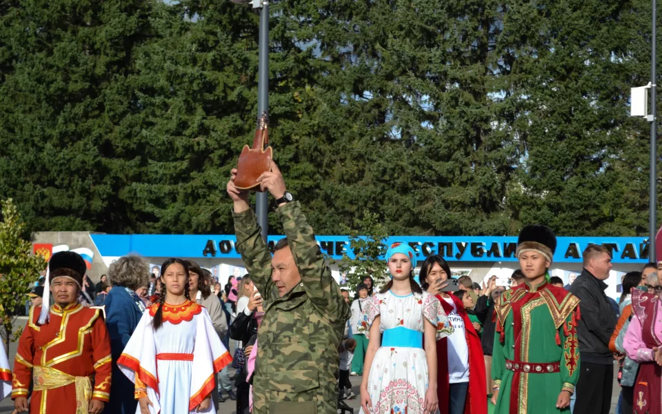 В Горно-Алтайске в День города прошел патриотический марафон Вместе победим!. Фото