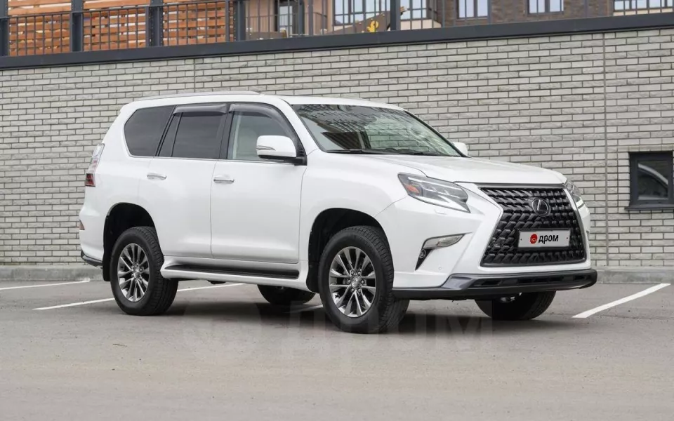 Белоснежный Lexus GX460 в premium-комплектации продают за 8 млн рублей в Барнауле