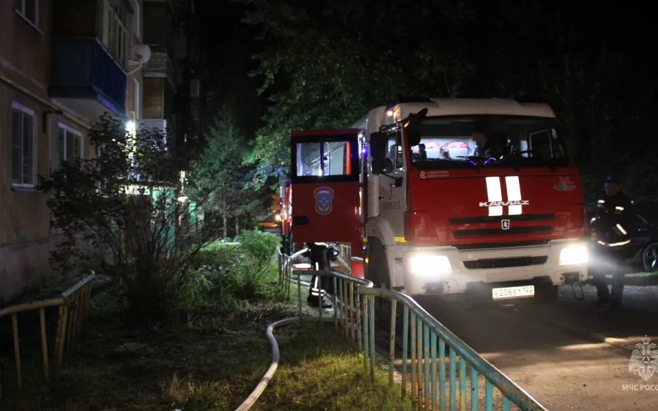 Пожар уничтожил квартиру в барнаульской пятиэтажке