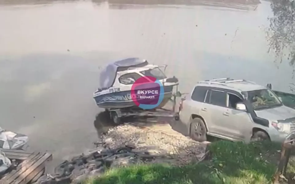 В Алтайском крае водитель случайно утопил Land Cruiser в Оби