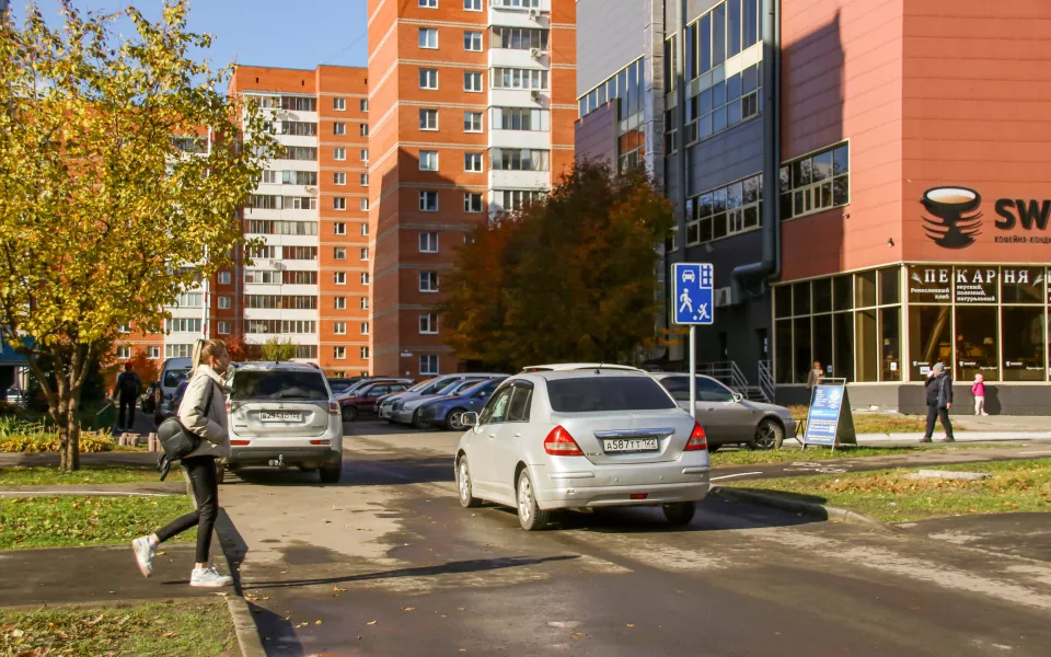 Смотри в оба. В ГАИ напомнили правила поведения водителей и пешеходов в жилых зонах