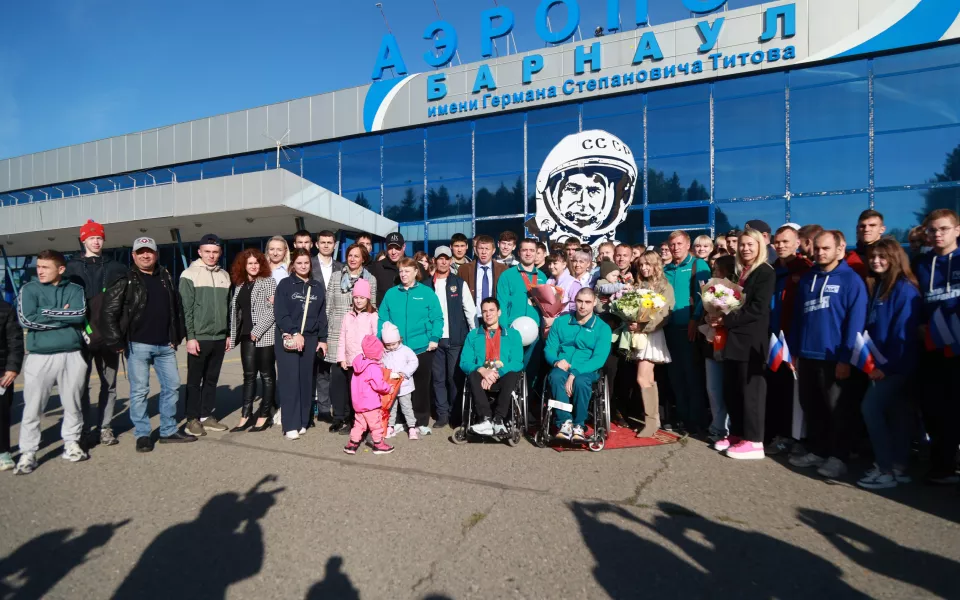 Паралимпийцев из Алтайского края встретили в аэропорту Барнаула. Фоторепортаж