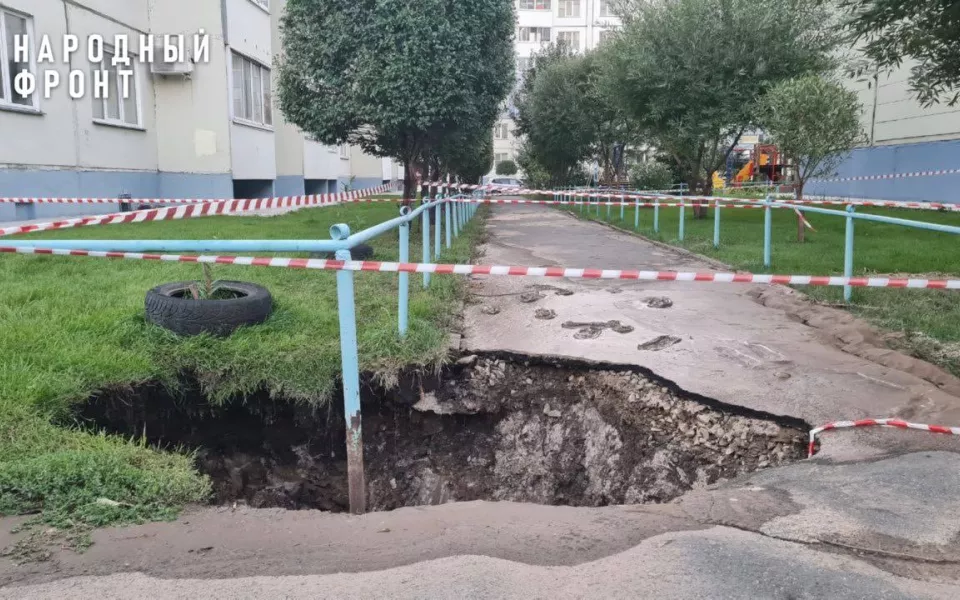 У жилого дома в Барнауле образовался огромный провал. Фото