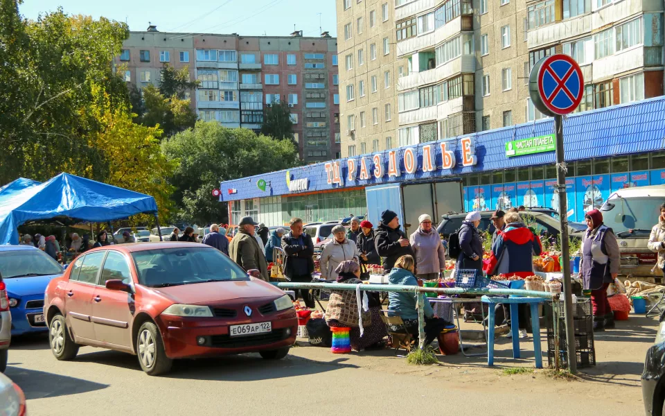 Ситуацию вокруг стихийного рынка на Докучаево прокомментировали власти Барнаула