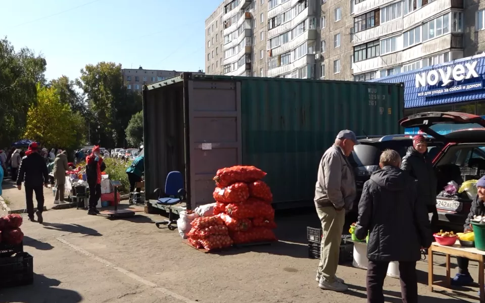 Жители одного из барнаульских домов жалуются на стихийный рынок под окнами