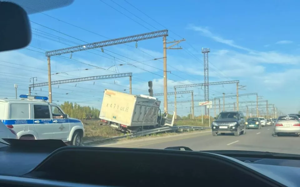 На трассе под Барнаулом грузовая машина съехала с дороги