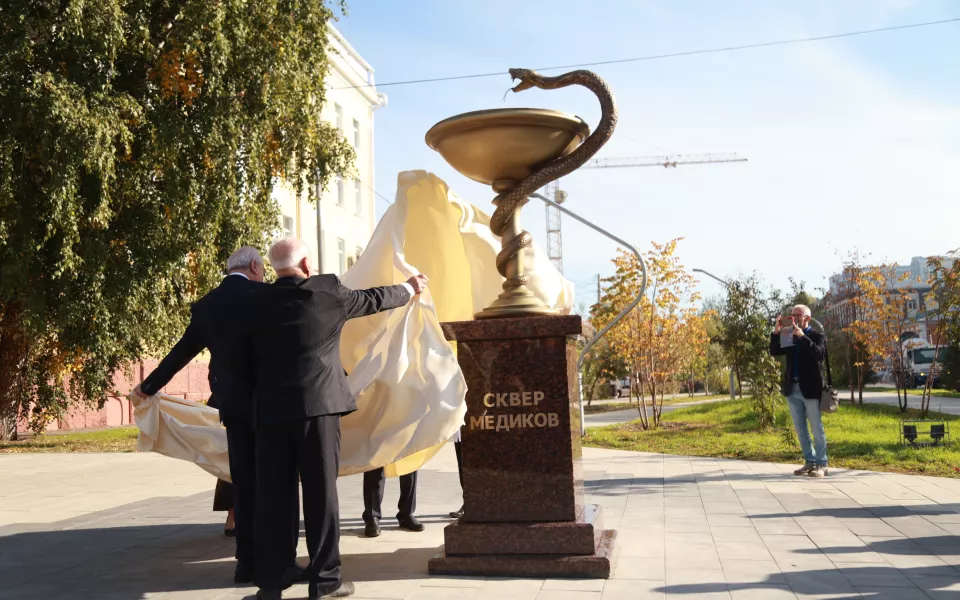 В Барнауле у главного корпуса АГМУ открыли памятный знак 'Сквер медиков'