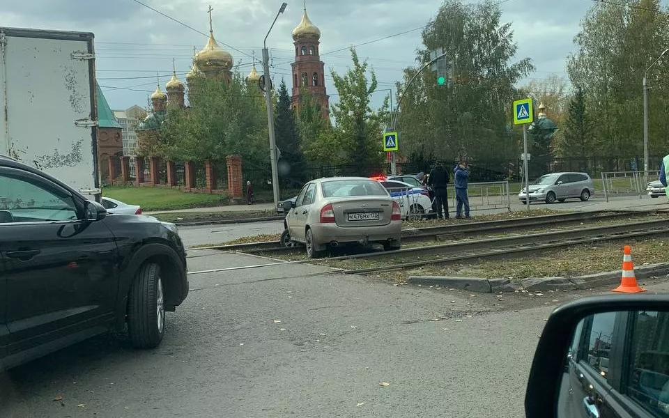 Водитель легковушки в Барнауле застрял на трамвайных путях и заблокировал движение