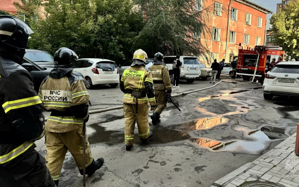 Жильцов трехэтажки в Барнауле эвакуировали из плотного дыма