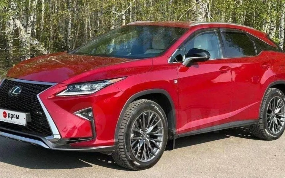 Ярко-красный Lexus с крашеными бамперами продают за 5,6 млн рублей в Барнауле