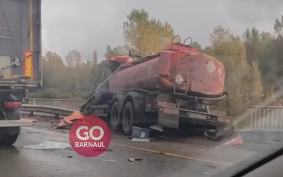 Под Барнаулом бензовоз снес ограждение и едва не слетел с моста