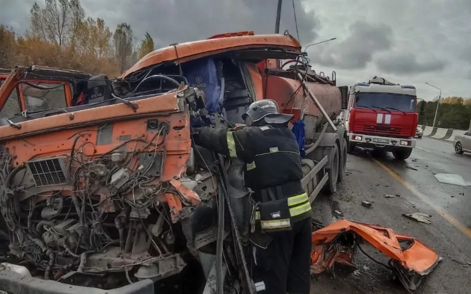 Появилось видео с моментом массового ДТП с бензовозом на Правобережном тракте