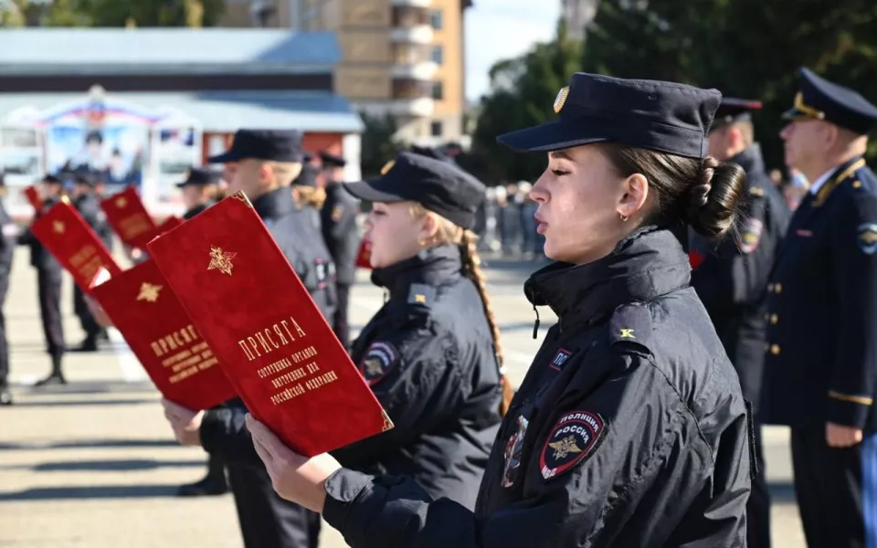 Будущие полицейские и следователи приняли присягу в Барнауле