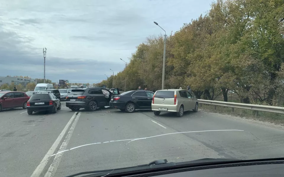 Массовое ДТП перегородило Павловский тракт в Барнауле