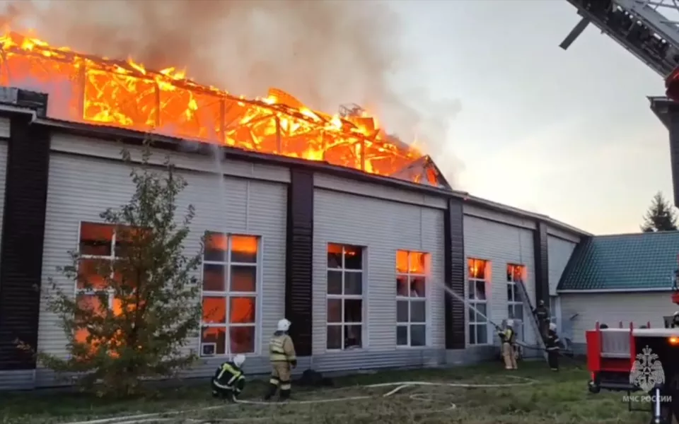 В Рубцовске крупный пожар произошел в административном здании РЖД. Фото и видео