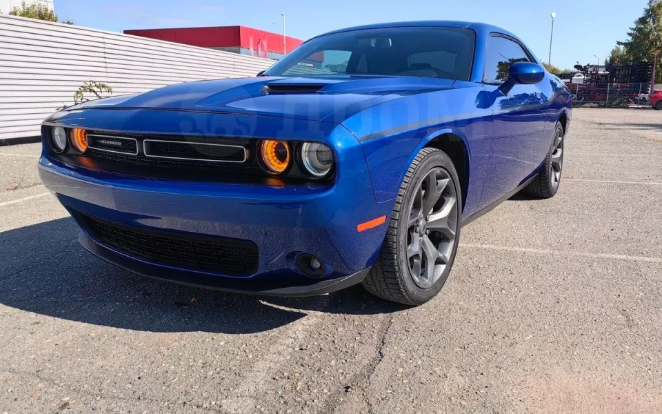 Синий Dodge Challenger продают в Барнауле почти за 3,5 млн рублей