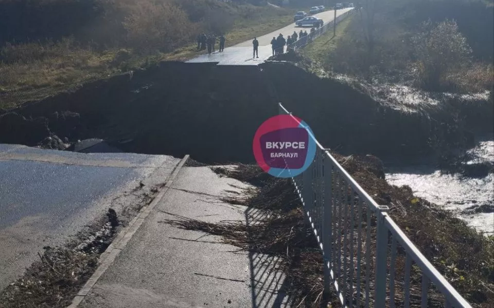 В Алтайском крае мощный поток воды прорвался через дамбу в одном из районов