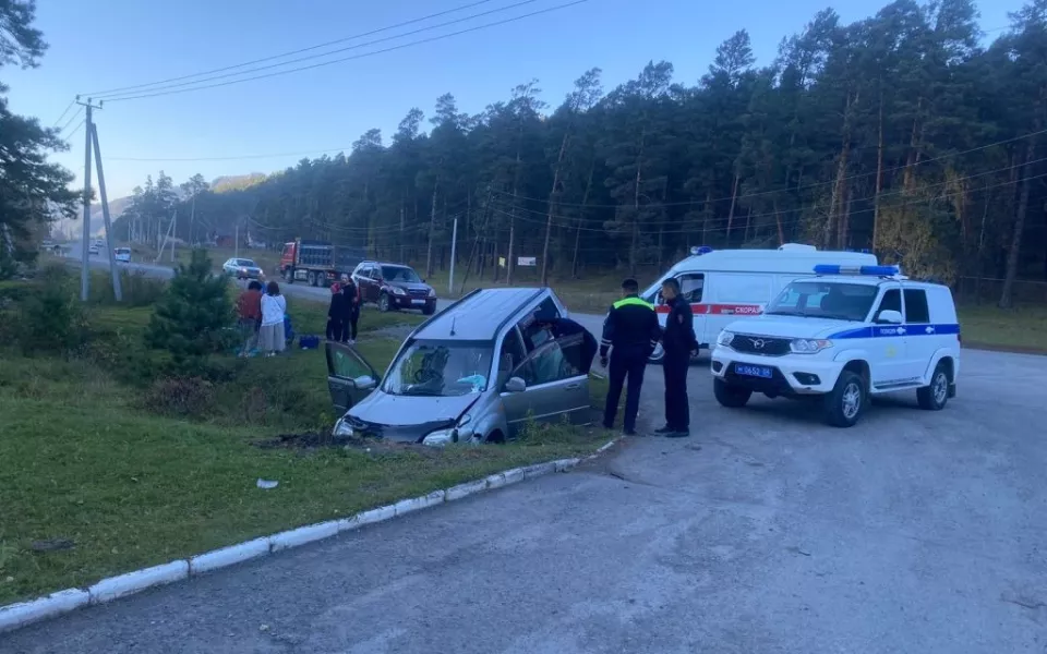 На алтайской трассе слетел в яму Nissan с 23-летней девушкой