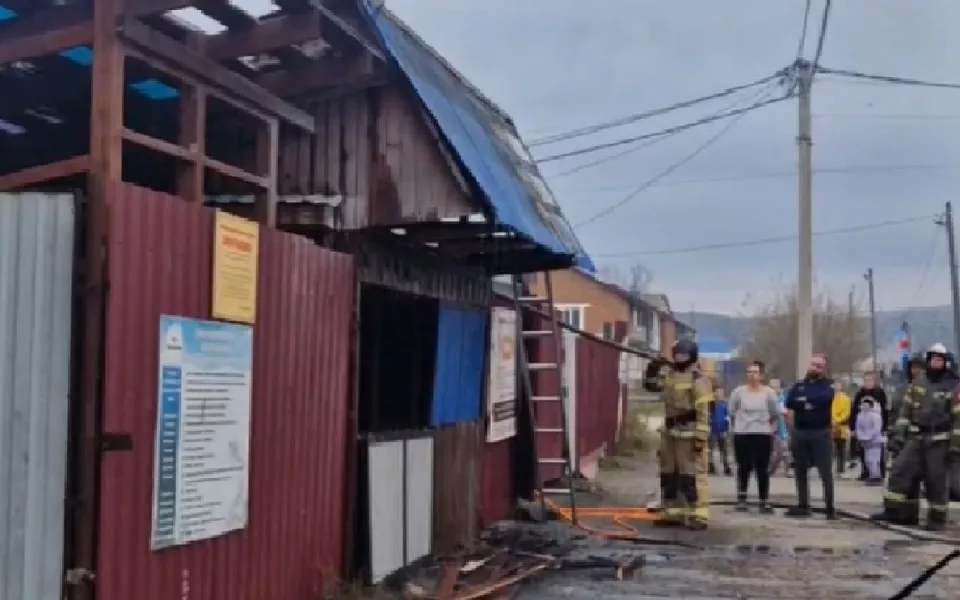 В алтайском селе вспыхнул торговый киоск. Видео с места пожара