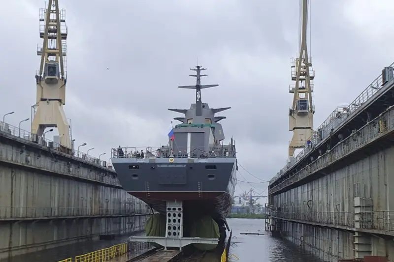 В Санкт-Петербурге спустили на воду восстановленный после пожара корвет Проворный проекта 20385