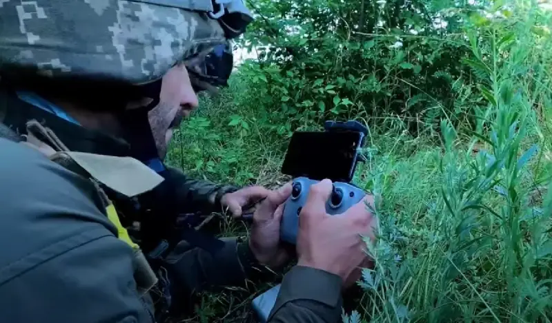 В Белгородской области FPV-дрон ВСУ атаковал автомобиль с молодой семейной парой