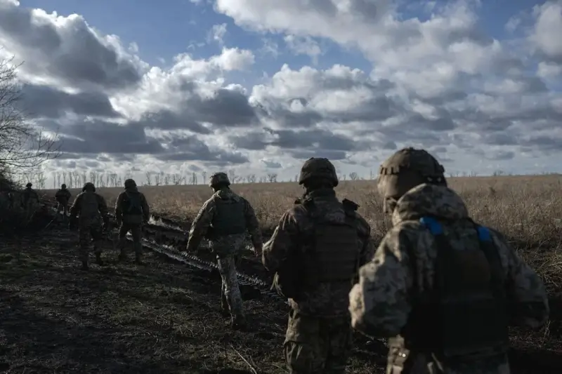 Источник: украинские военные начали добровольно сдаваться в плен ВС РФ в Курской области