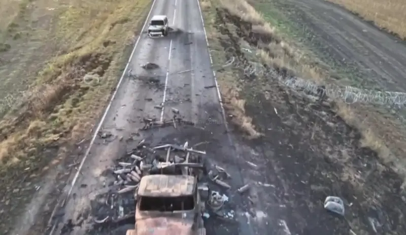 В сети появились кадры уничтоженной техники ВСУ, стоящей вдоль дороги в Кореневском районе Курской области