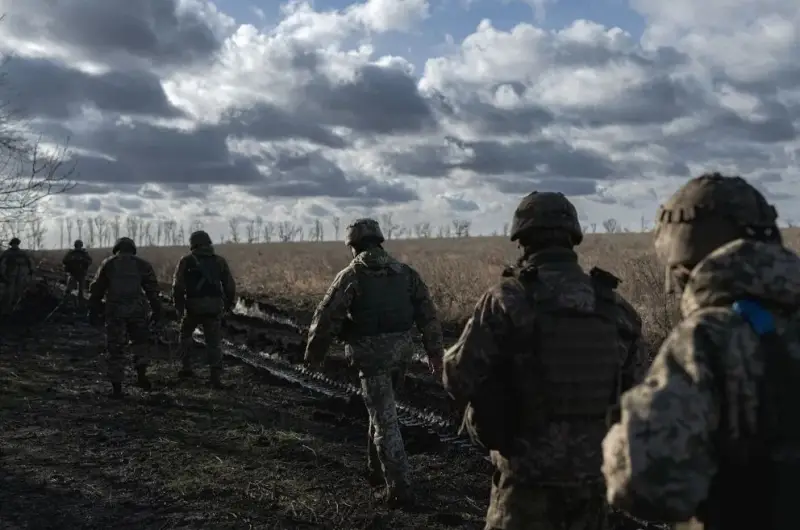 Окружение Курахово продолжается: ВСУ покидают Новоселидовку и уходят полями к железной дороге