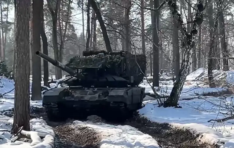 Танк Т-72Б3М с навесом «Медуза» выдержал 18 атак дронов ВСУ под Часовым Яром