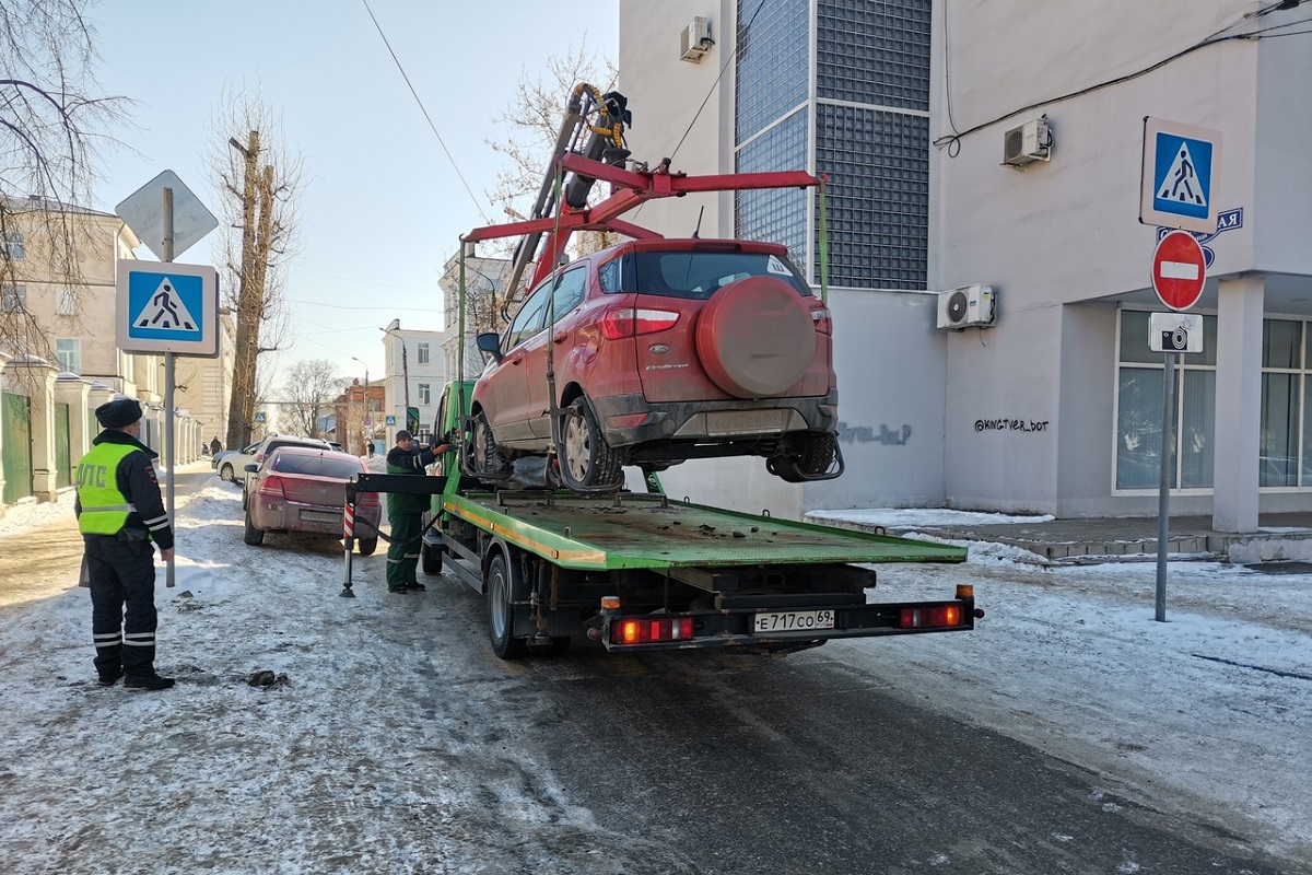 С нового года эвакуация неправильно припаркованных машин в Тверской области выросла в цене на 30%