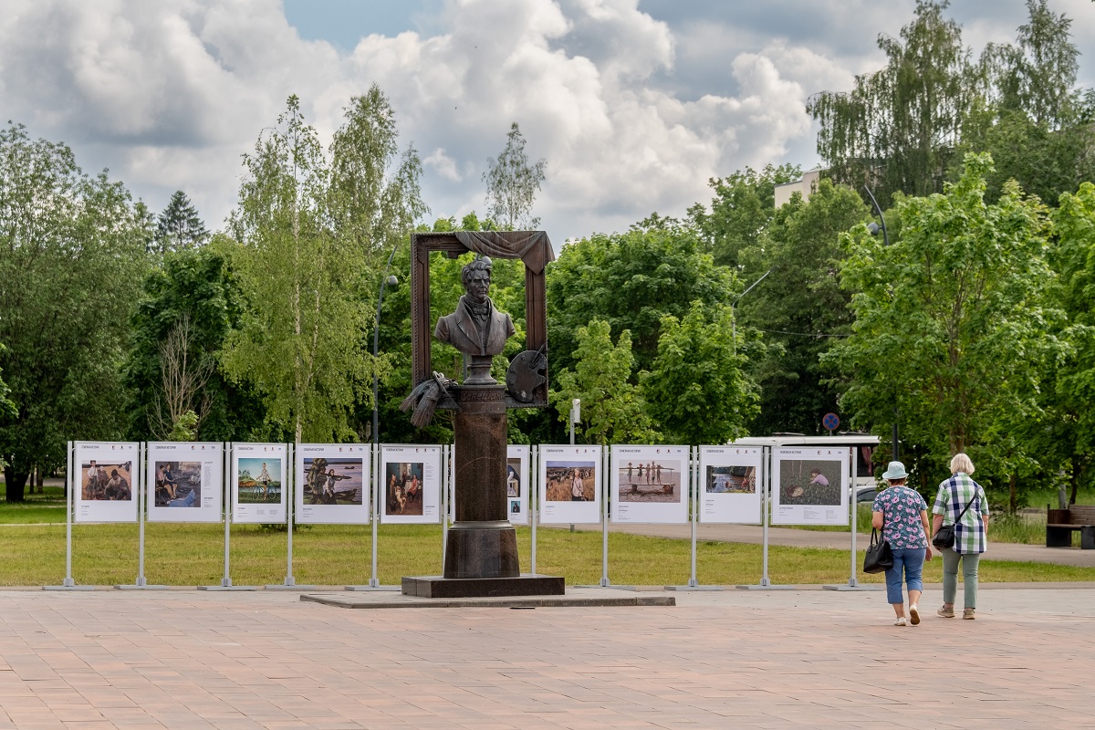 Уличная выставка «Семейная история» открылась в Удомле в Международный День защиты детей.