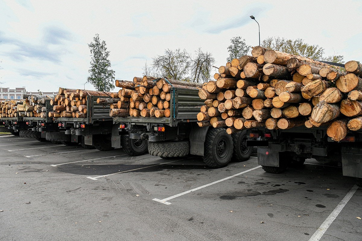 Танковому батальону Волга направлена вторая автоколонна с пиломатериалами