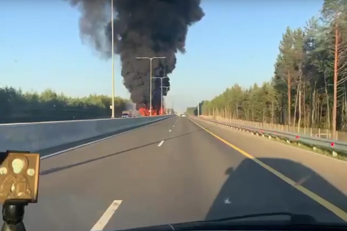 Жуткие кадры с трассы М-10 и М-11 в Тверской области: с одной стороны фура перегородила трассу, с другой - взорвался бензовоз