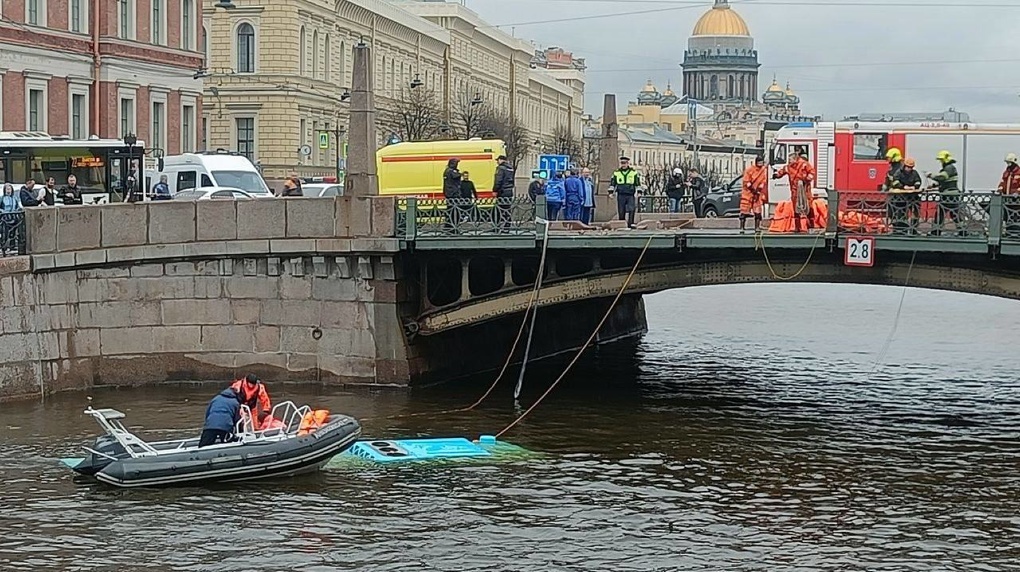 В Санкт-Петербурге автобус с пассажирами упал в реку