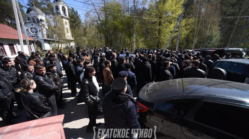 Похоронная процессия перекрыла улицу в цыганском поселке