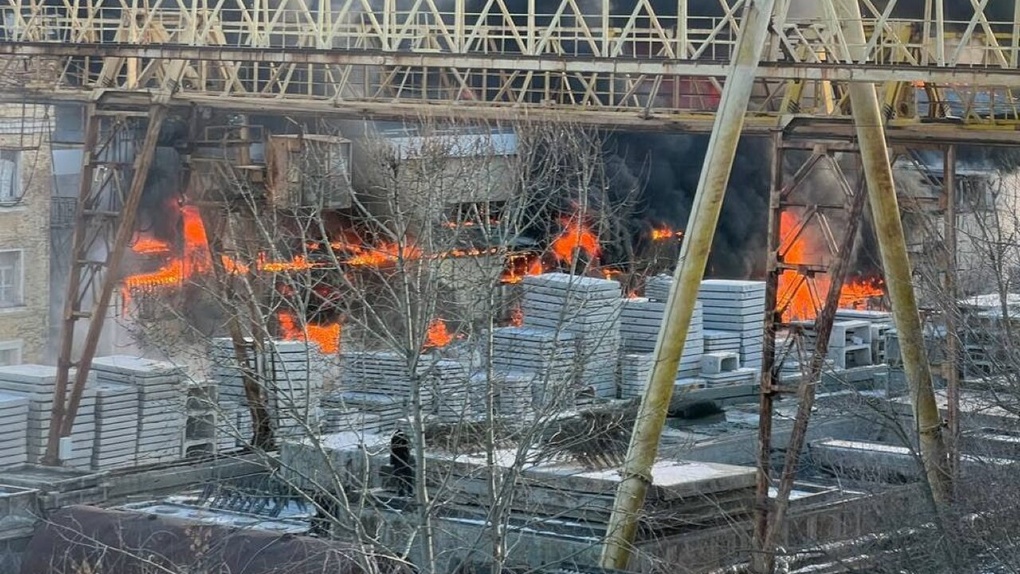 В Екатеринбурге полыхает цех по производству полистирола. Видео