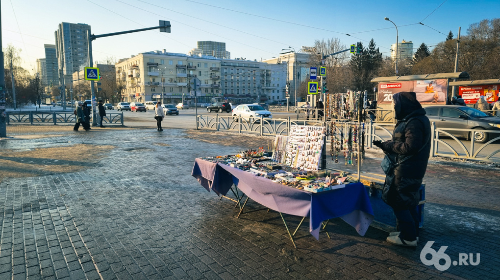 Руководство УрГЭУ выгнало художников и торговцев с аллеи около вуза