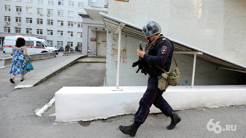 Полиция, сотрудники ФСБ и Росгвардии проводят учения по освобождению заложников из больницы Екатеринбурга