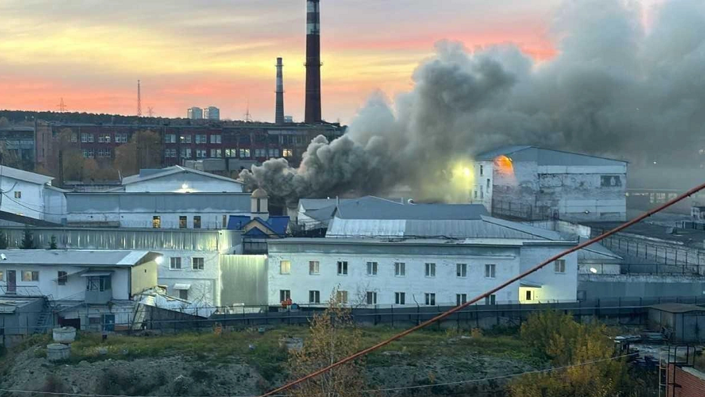 В Екатеринбурге загорелась исправительная колония. Видео