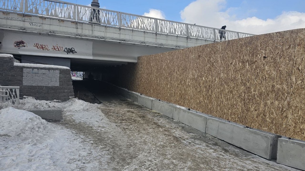 Городскую набережную под Макаровским мостом обнесли забором