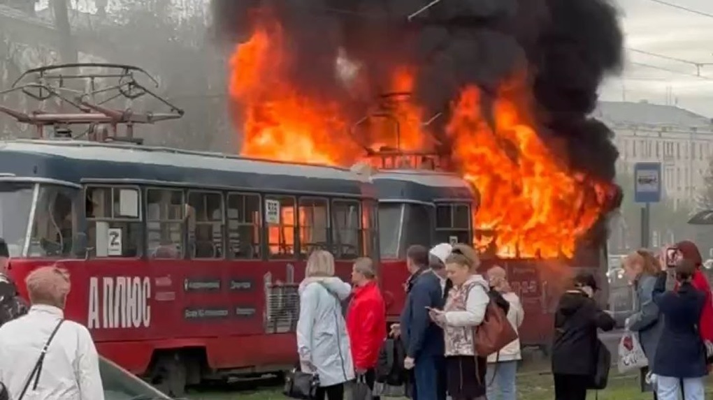 На Вторчермете загорелся трамвай с пассажирами. Видео