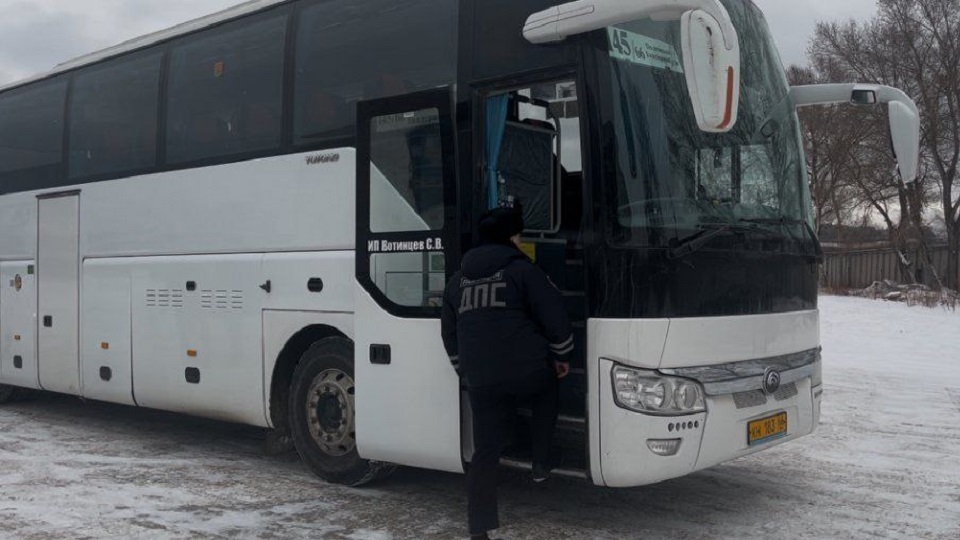 Водитель пассажирского автобуса выпил полбутылки водки и поехал в рейс