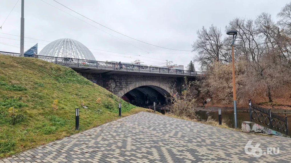 Рабочие до лета закроют движение по мосту в центре Екатеринбурга