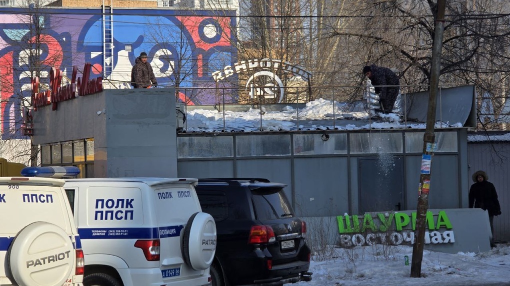 Бизнесмены на внедорожниках и вооруженные силовики сошлись возле незаконного киоска. Фото, видео